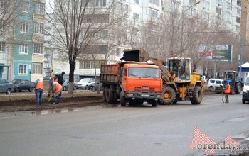 Оренбургские коммунальщики в дождь чистят бордюры от зимней грязи