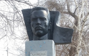 Оренбуржцы обеспокоены состоянием памятника Семену Кичигину и улицы, названной в его честь