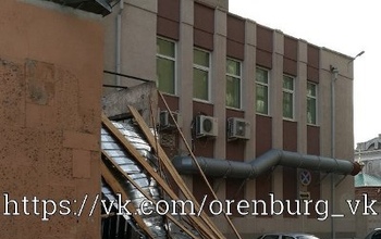Общественный туалет в центре Оренбурга из-за ветра остался без крыши