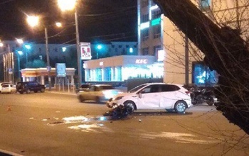 Соцсети: в Оренбурге у ТК «Восход» мотоциклист столкнулся с автоледи 