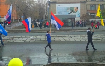В Новотроицке на первомайской демонстрации пронесли сербский флаг