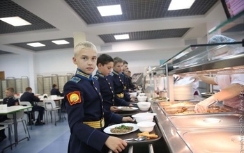 Оренбургских кадетов кормят солдатскими щами