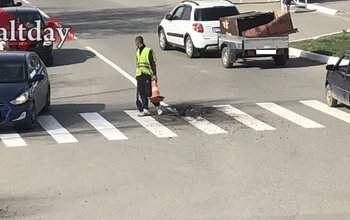 В Соль-Илецке асфальт кладут на свеженанесенную разметку