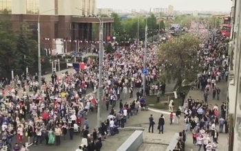 Тысячи оренбуржцев прошли в колонне «Бессмертного полка» по проспекту Победы