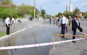 Коммунальную аварию на ул. М. Жукова в Оренбурге обещают устранить к вечеру