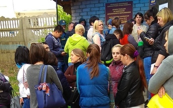 На пороге управления образования Оренбурга снова выстроилась очередь