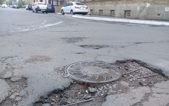 Оренбургские автомобилисты рискуют попасть в ДТП из-за многочисленных ям на дорогах