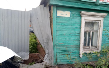 В Оренбурге «Хендай Солярис» врезался в жилой дом