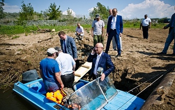 Губернатор Оренбуржья прокатился с ветерком на моторной лодке