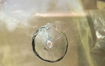 В Гае стреляли по окнам квартиры и авто