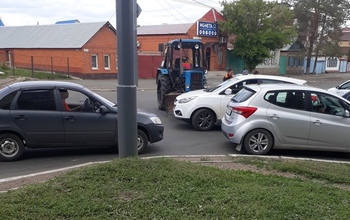 В Оренбурге столкнулись Hyundai и трактор