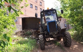 В Медногорске при уборке мусора перевернулась телега от трактора
