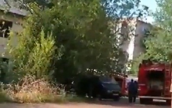 На улице Самолетной Оренбурга сгорел расселенный дом