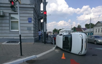 В Оренбурге в результате ДТП опрокинулась машина