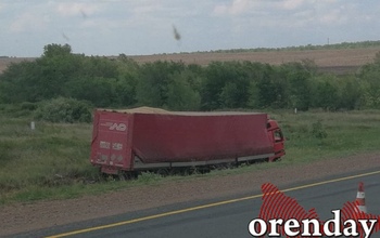 В Оренбурге напротив газзавода фура слетела в кювет