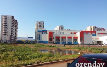 Оренбуржцам радость от новой школы омрачает помойка