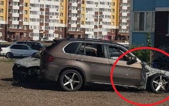 В спальном микрорайоне Оренбурга сгорел BMW