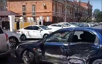 Около администрации Оренбурга столкнулись три автомобиля
