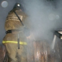 Утром в Оренбурге тушили пожар в торговом павильоне