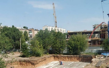 В Оренбурге стройку многоэтажки пока не приостановили