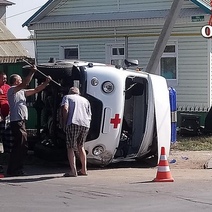 В Соль-Илецке опрокинулся на бок автомобиль скорой медицинской помощи