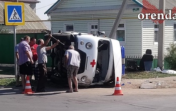 В Соль-Илецке опрокинулся на бок автомобиль скорой медицинской помощи