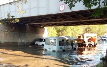 В Орске затопило дорогу под мостом на улице Союзной