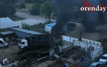 В Оренбурге произошел пожар возле базы металоприема 