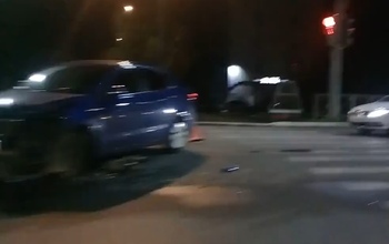 В Оренбурге на проезжей части столкнулись шесть автомобилей (видео)