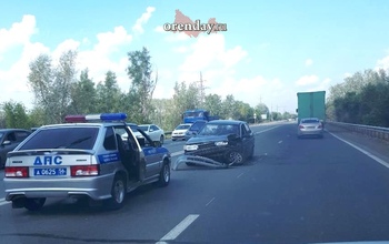 На Загородном шоссе ВАЗ столкнулся с большегрузом