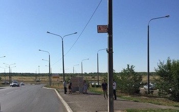 В Оренбурге на Салмышской появились новые, но малюсенькие остановочные павильоны