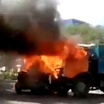 В Южном поселке Оренбурга столкнулись КамАЗ и ВАЗ (18+)