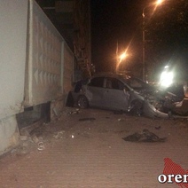 В Оренбурге водитель легкового автомобиля протаранил бетонный забор