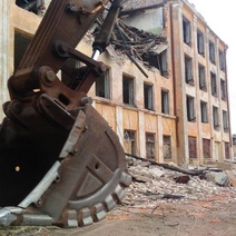 В Оренбурге сносят бывшее летное училище