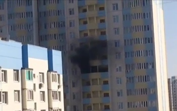 В Оренбурге вспыхнул пожар в многоэтажке на улице Салмышской