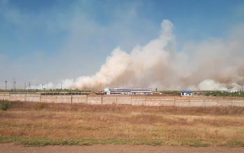 Четыре гектара сухой травы горят под Оренбургом вблизи Газзавода