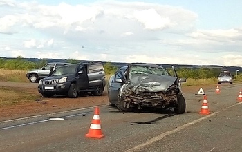 В Бузулукском районе столкнулись Toyota Land Cruiser и Лада Приора