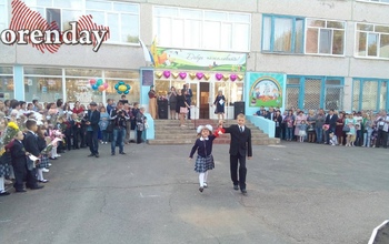 В оренбургских школах прошли первосентябрьские линейки. Фоторепортаж