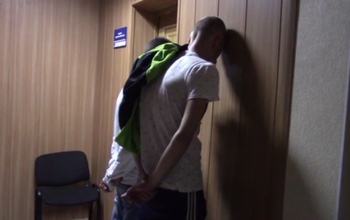 Опубликовали видео задержания оренбуржца, кравшего деньги со счетов