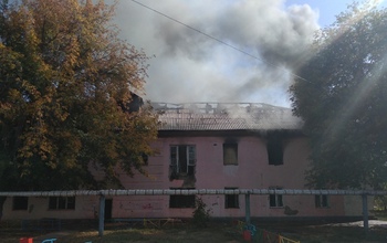 В Оренбурге снова горит расселенный дом