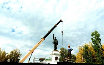 В Оренбурге демонтировали памятник Ленину