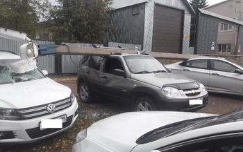 В поселке Каргала фонарный столб рухнул на три автомобиля