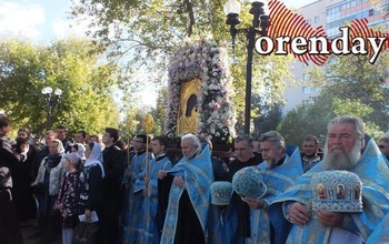 2 000 верующих прошли по улицам Оренбурга с Табынской иконой Божьей Матери