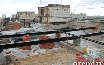 В Оренбурге в сезон дождей многоэтажка осталась без крыши