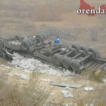 На трассе Оренбург - Орск фура съехала в кювет и опрокинулась