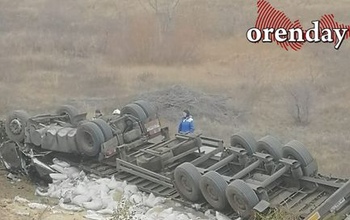 На трассе Оренбург - Орск фура съехала в кювет и опрокинулась