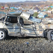 Под Кувандыком электричка раздавила легковушку