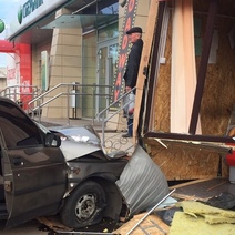 В Оренбурге пьяная автоледи едва не сбила водителей и въехала в продуктовый киоск