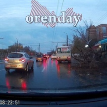 Ночной ураган в Оренбурге ломал деревья