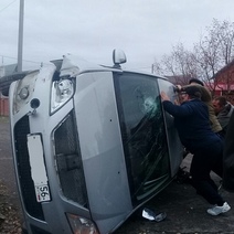 В Первомайском легковушка врезалась в столб и перевернулась